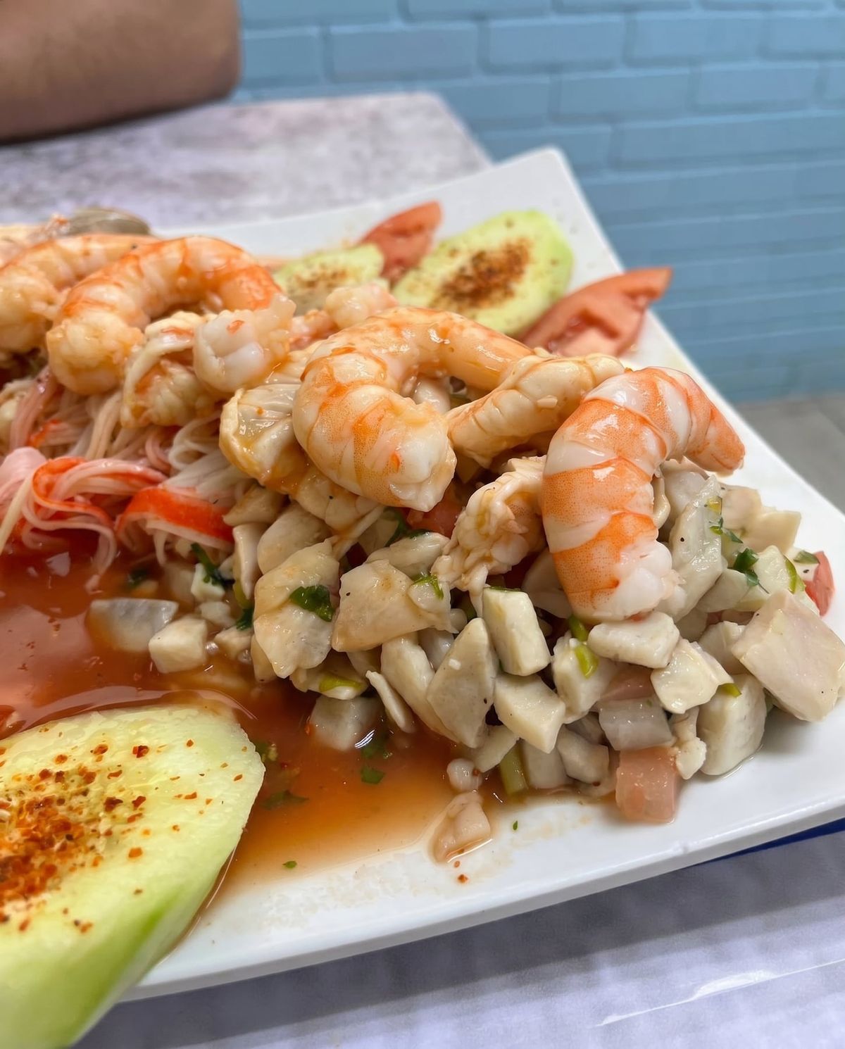 Camarones aguachiles — camarón en aguachile con pepino y aguacate