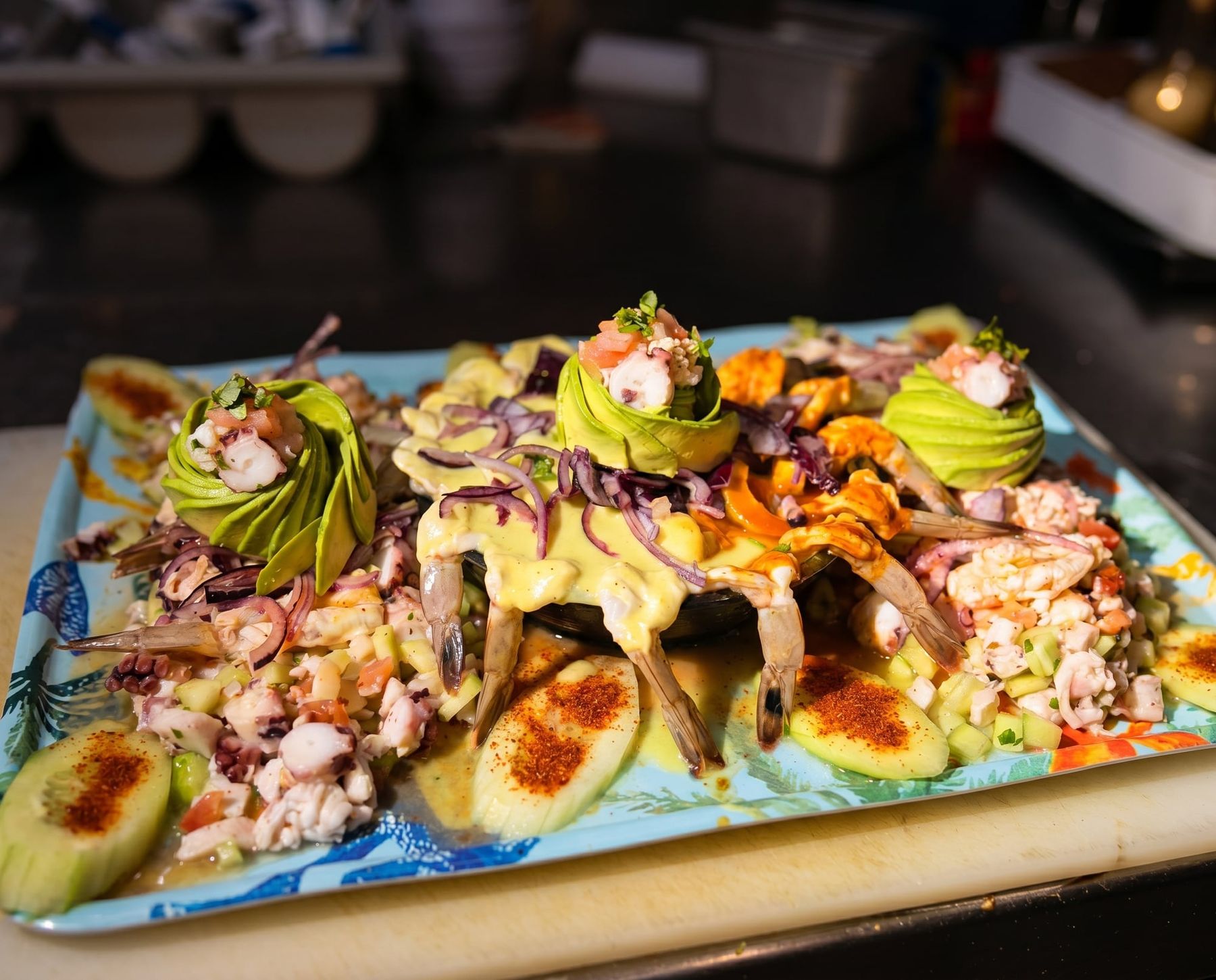 Mariscada El Pirata — Camarón, pulpo, jaiba y pescado en una sola charola, para partirla entre todos. Pídela familiar cuando vengan en bola, o individual cuando el antojo es nada más tuyo.
