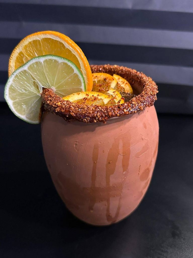 Cantarito en barro con tajín