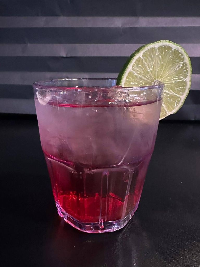 Cóctel de frutos rojos con limón