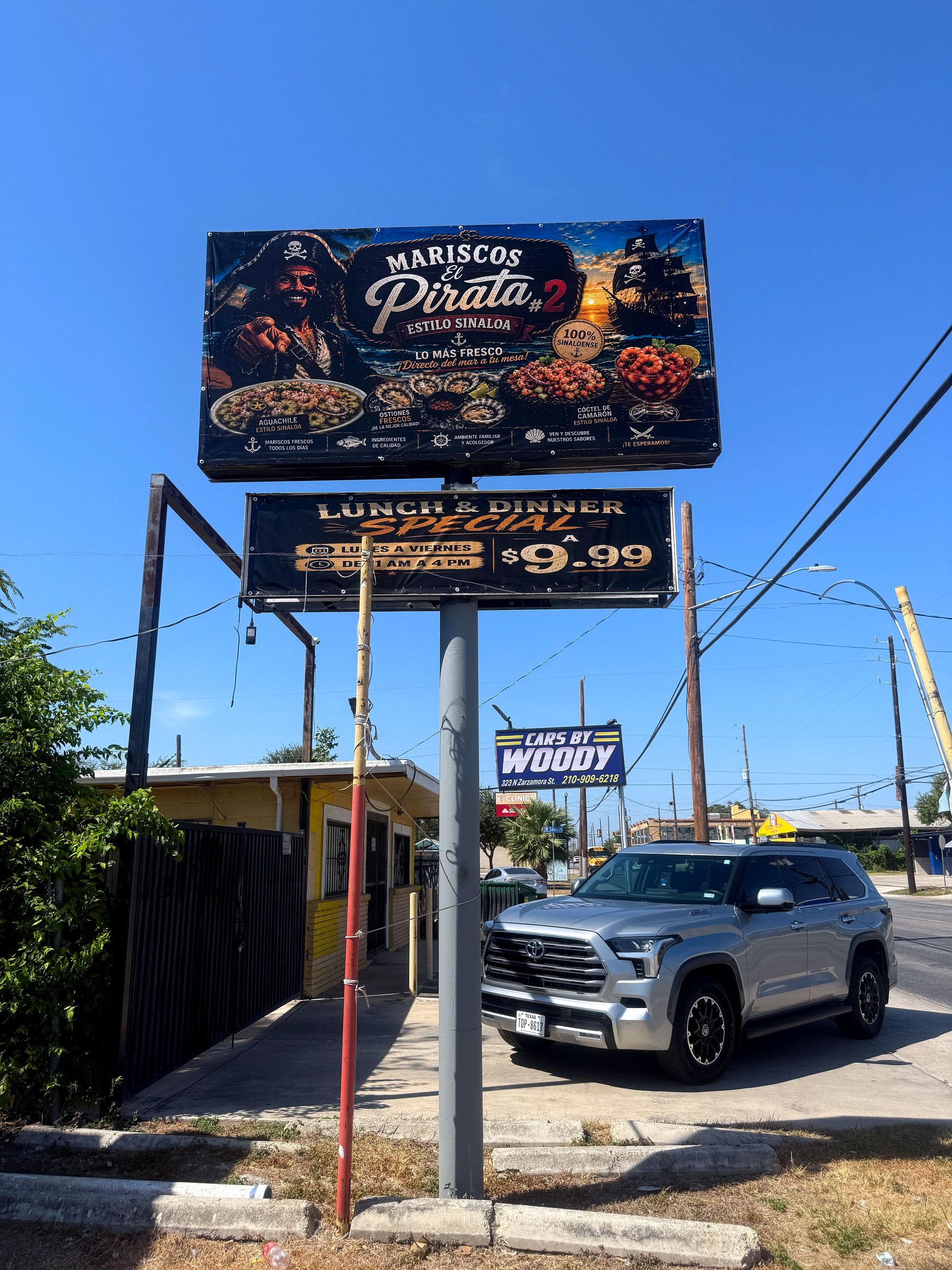 El letrero de Mariscos El Pirata #2 sobre N Zarzamora: Estilo Sinaloa, 100% sinaloense